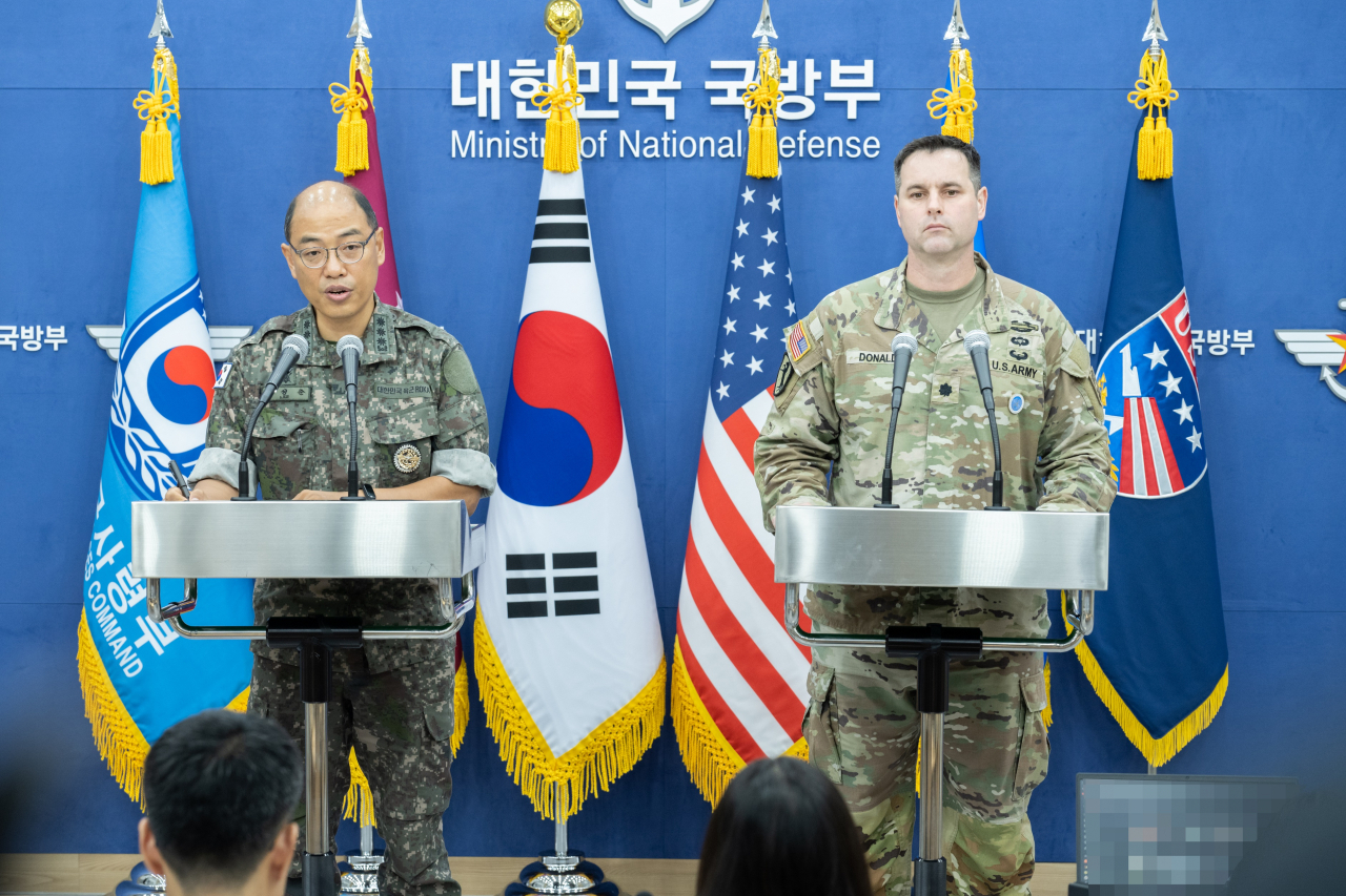 Col. Lee Sung-jun, spokesperson for the South Korean Joint Chiefs of Staff, and Col. Ryan Donald, spokesperson for South Korea-US Combined Forces, speak during a joint news conference on Monday in Seoul. (Yonhap)