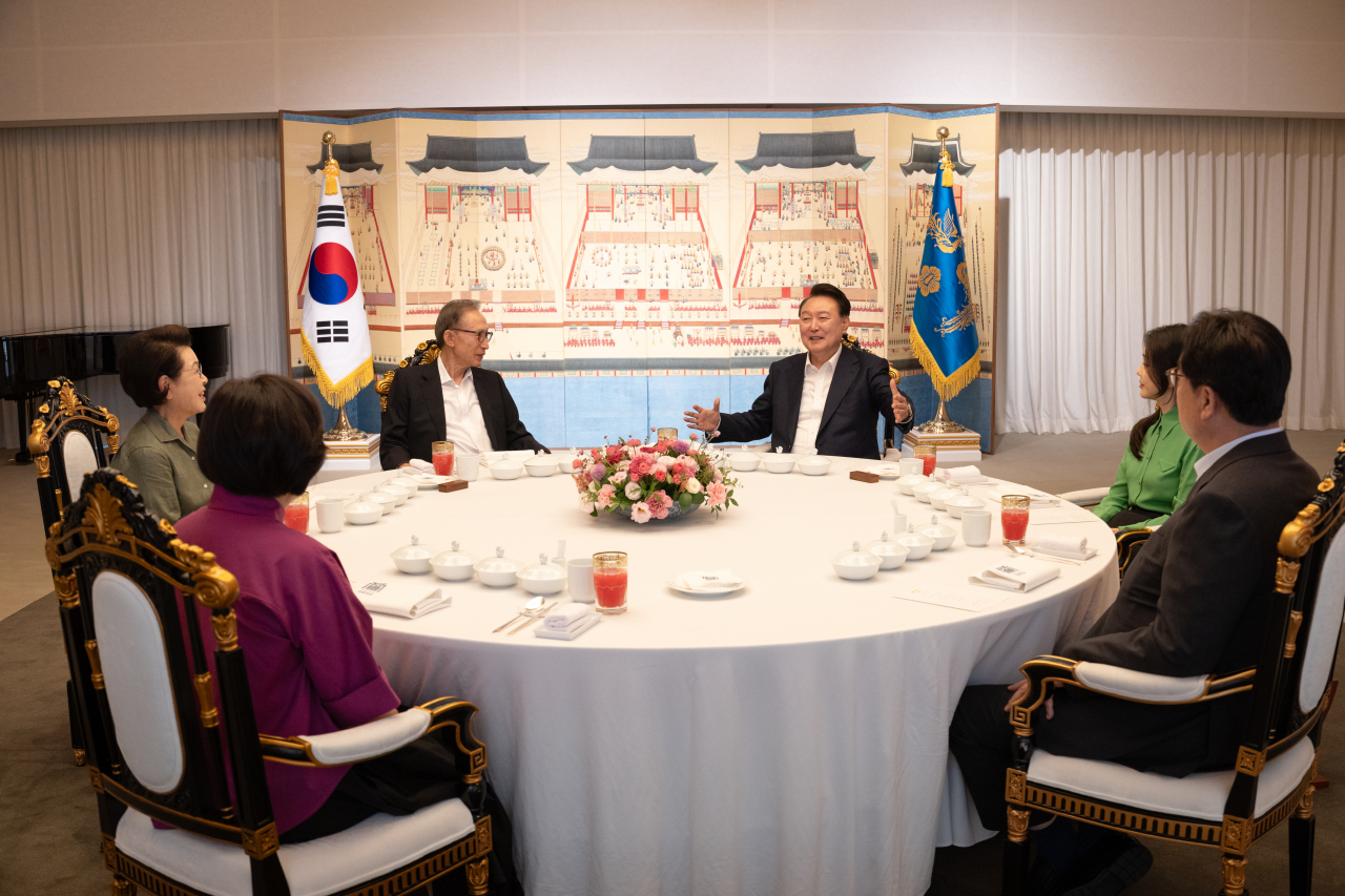 President Yoon Suk Yeol (third from right) and First Lady Kim Keon Hee (second from right) host a dinner with former President Lee Myung-bak (third from left) and his wife Kim Yoon-ok (second from left), along with Chief of Staff Chung Jin-suk and his wife, at the presidential residence in Hannam, Seoul, on Monday. (Yonhap)