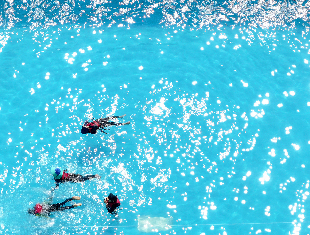 With heat wave warnings continuing across most regions of the country, citizens cool off from the scorching heat by playing in the water at the Sincheon Water Park in Daegu on Aug. 8. (Yonhap)