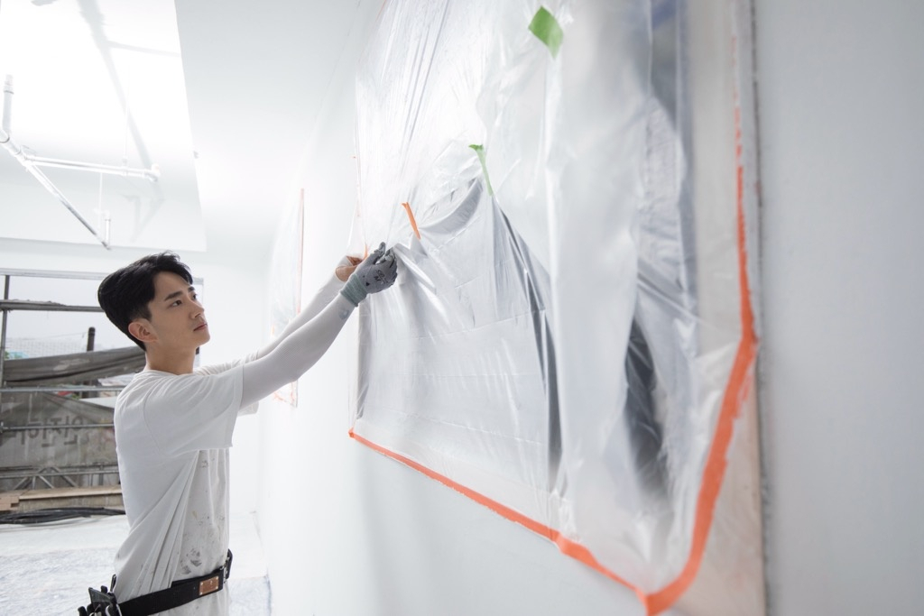 Oh Ji-min prepares the surface for painting. (Kim Beom-ki)