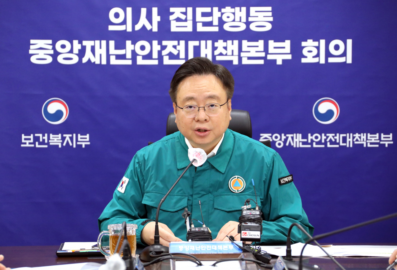 Health Minister Cho Kyoo-hong speaks during a government meeting held in the central city of Sejong on Wednesday. (Yonhap)