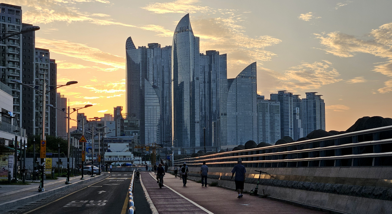 Pedestrians walk near Gwangalli Beach in Busan early Wednesday morning to escape the heat. As of Wednesday, Busan has seen tropical nights for 20 consecutive days. (Yonhap)