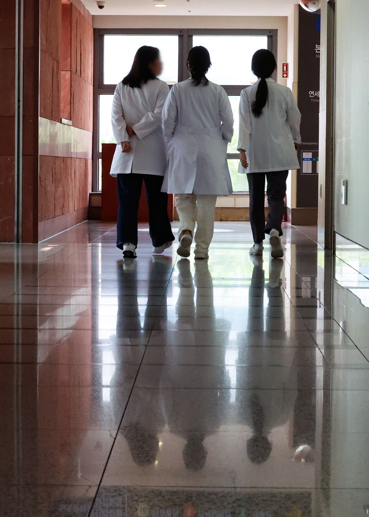 Medical workers in a Seoul-based hospital, Aug. 6 (Yonhap)