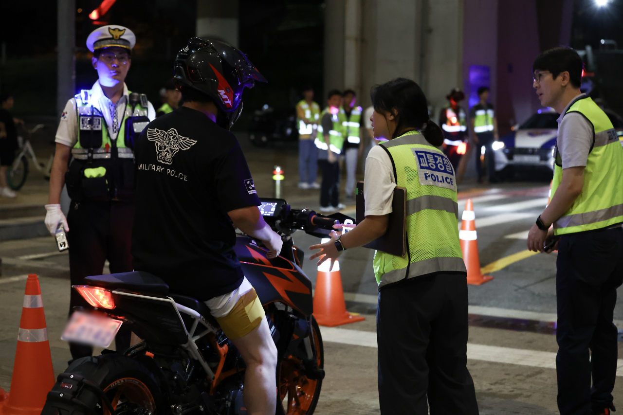 South Korean police officers conduct a crackdown on violent driving Wednesday evening in Seoul. (Yonhap)