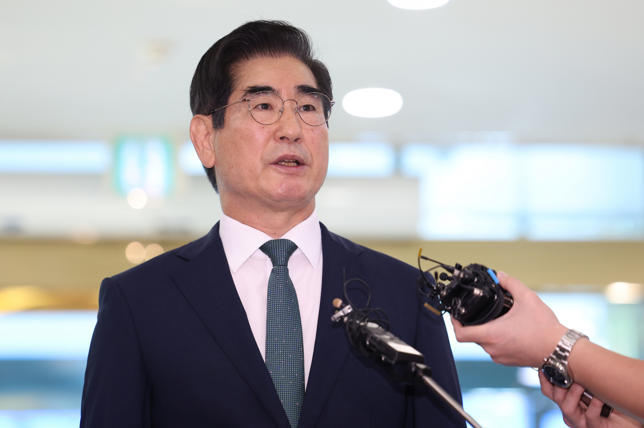 Defense Minister nominee Kim Yong-hyun speaks to reporters at the defense ministry's compound in central Seoul on Friday. (Yonhap)