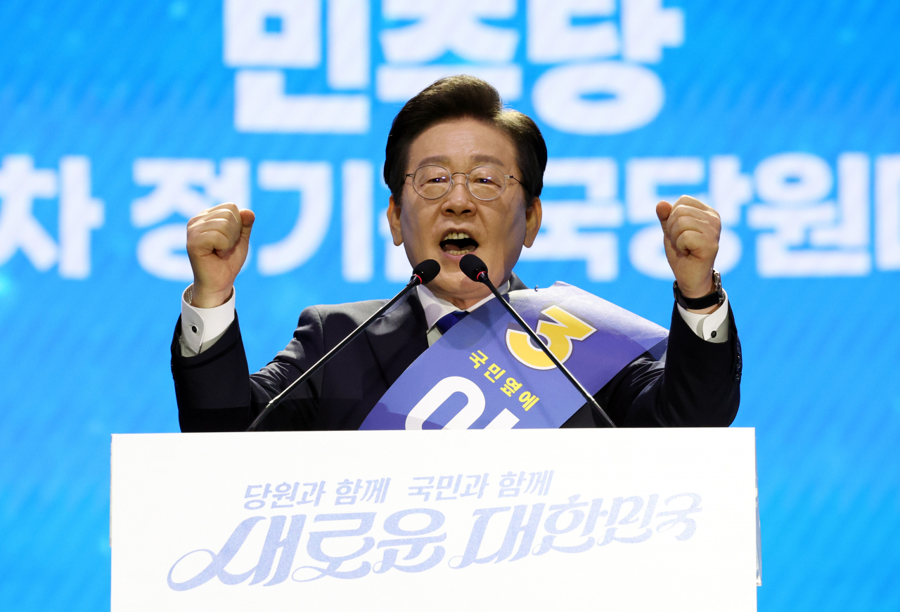 Democratic Party of Korea Rep. Lee Jae-myung speaks at a Democratic Party convention held at the KSPO Dome in southeastern Seoul on Sunday. (Yonhap)