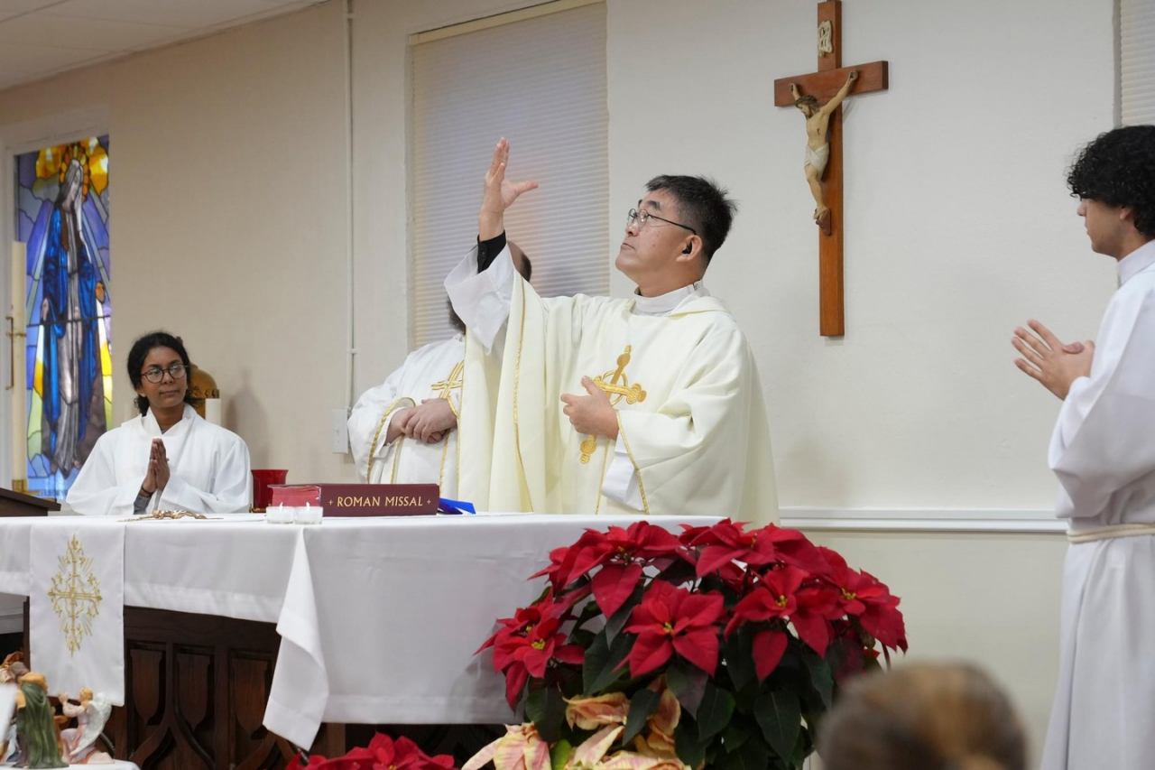 Father Park Min-seo officiates Mass at St. Francis of Assisi Deaf Church in Maryland in January 2024. (Park Min-seo)