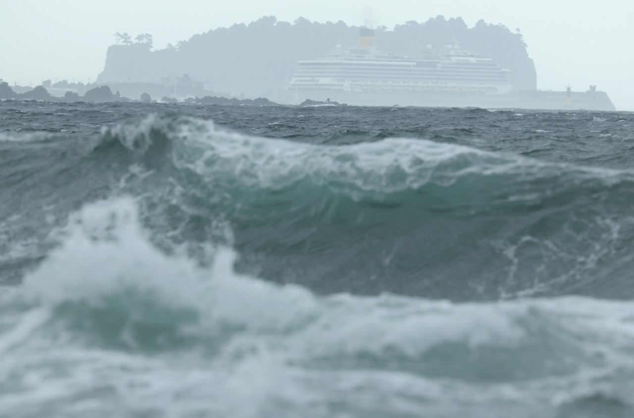 Strong waves are seen on the coast of Seogwuipo on Jeju Island on Tuesday, as Typhoon Jongdari draws near the island. (Yonhap)