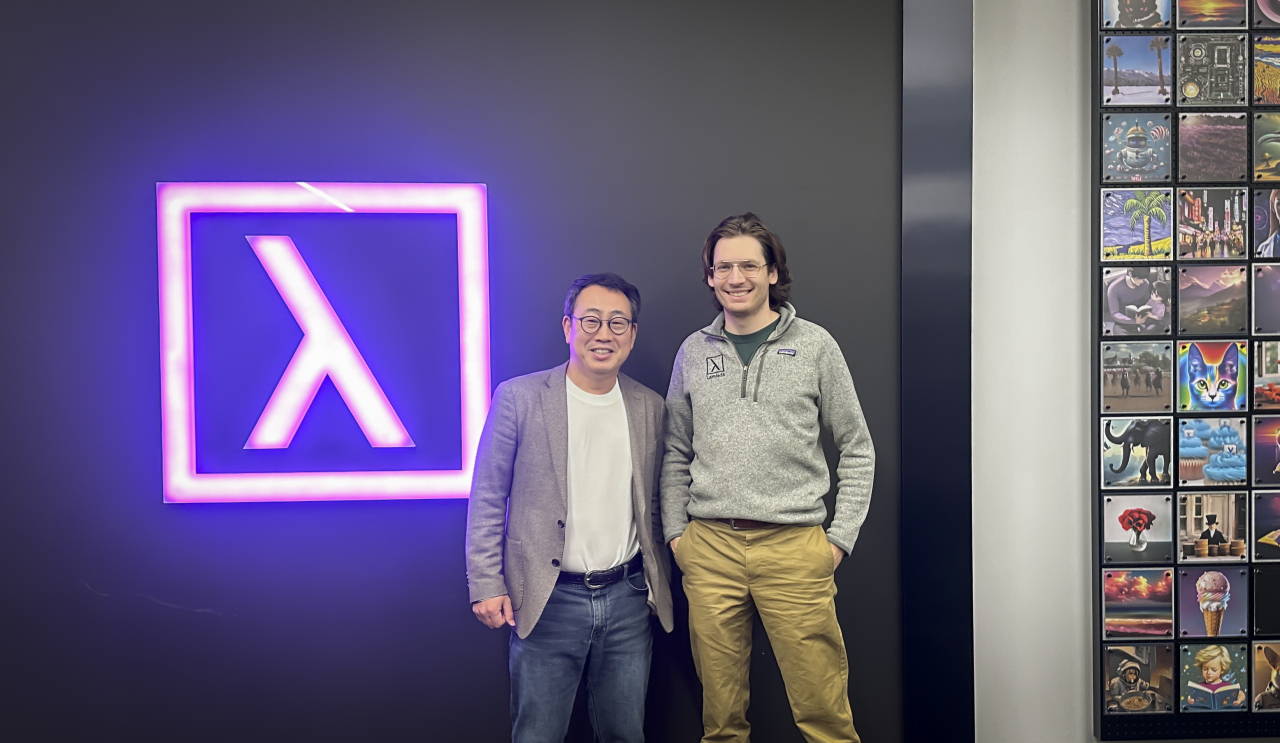 SK Telecom CEO Ryu Young-sang (left) and Lambda CEO Stephen Balaban pose for a photo at Lambda's headquarters in San Jose, California, in January. (SK Telecom)