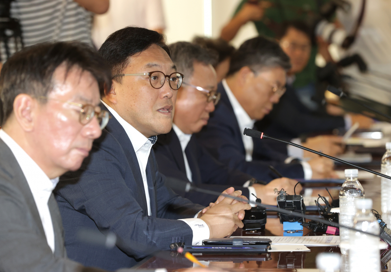 Kim Byoung-hwan (2nd from the front), head of the Financial Services Commission, speaks during a meeting with officials from local banks in Seoul on Tuesday. (Yonhap)