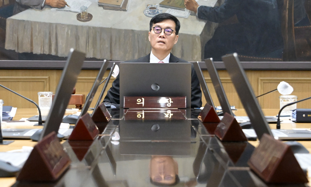 Bank of Korea Gov. Rhee Chang-yong leads the Monetary Policy Committee meeting in Seoul on Thursday. (Joint Press Corps-Yonhap)