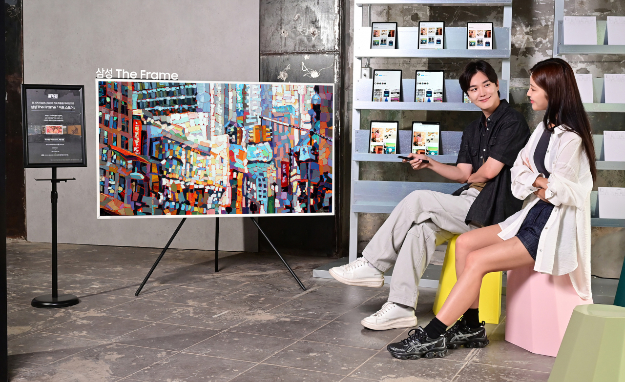 Visitors are watching the interview by artists on Samsung’s Neo QLED 8K at the Bazaar Exhibition: Under/Stand with Samsung The Frame event held in Itaewon, Seoul. (Samsung Electronics)