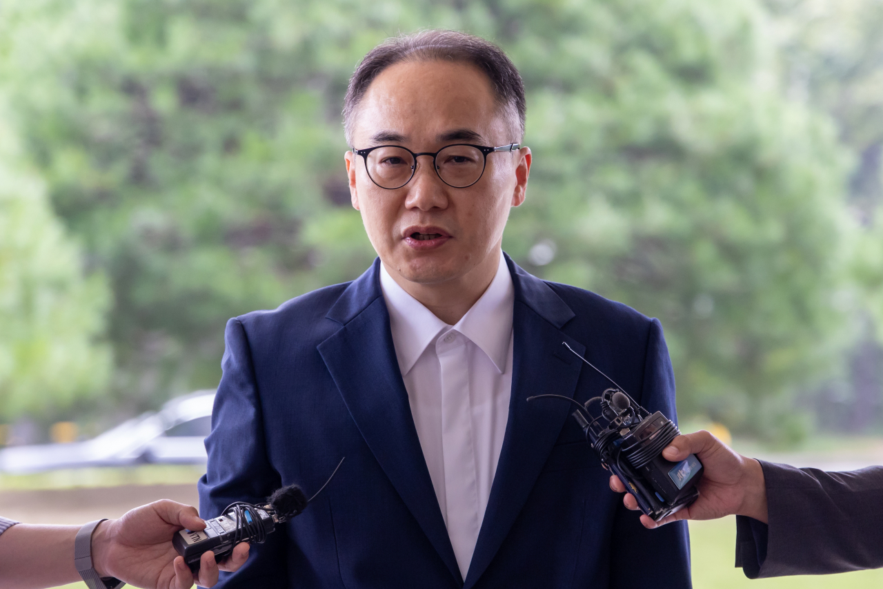 Prosecutor General Lee One-seok answers questions from reporters before entering his office in Seoul on Monday. (Yonhap)