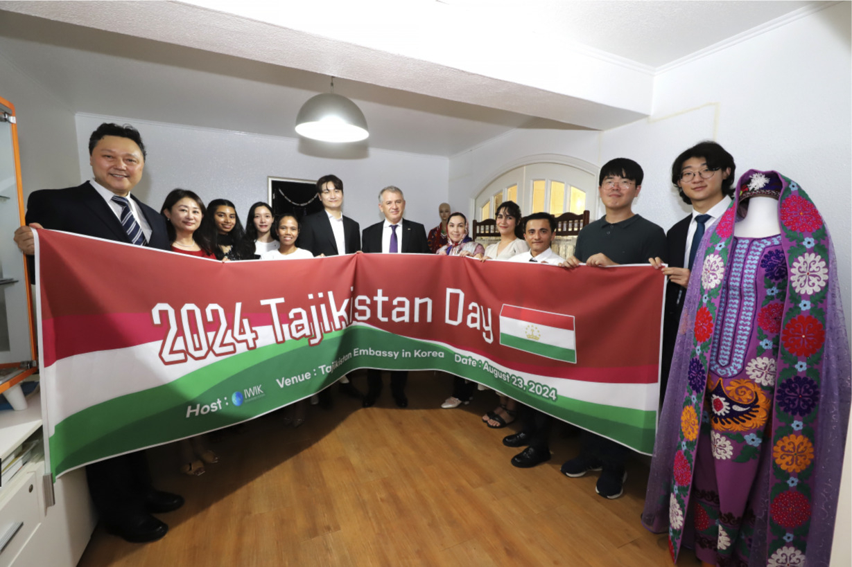 Salohiddin Kirom (center), Tajikistan’s ambassador to South Korea, and Kim Ah-sol (sixth from left), president of International World in Korea, pose for a photo with other attendees at the Embassy of Tajikistan in Seoul on Friday. (International World in Korea)