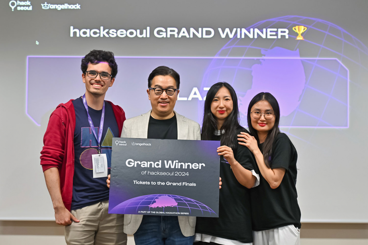 Coupang CEO Kang Han-seung (second from left) and contest winners pose for a photo at the company's headquarters in Songpa-gu, Seoul, Sunday. (Coupang)