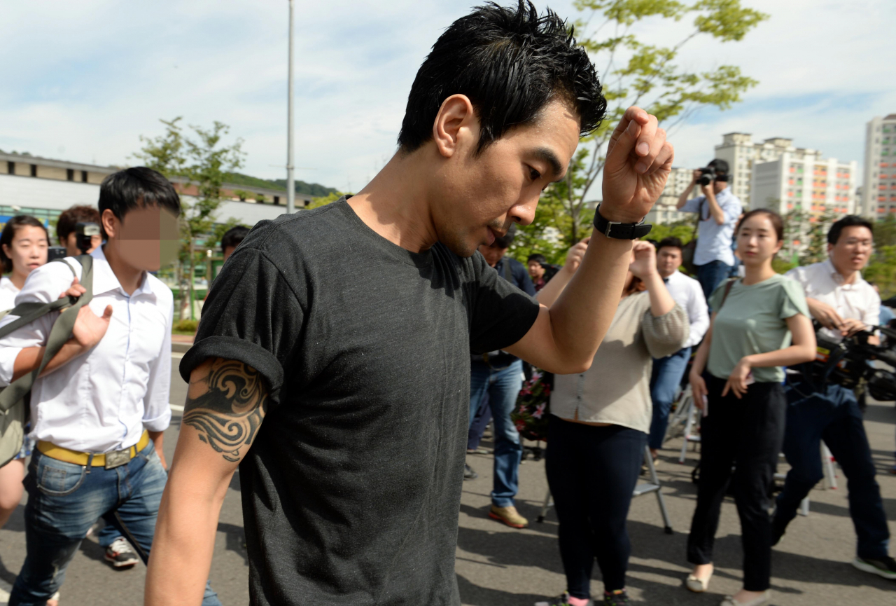 YouTuber Go Young-wook is questioned by the press after being released from prison in Guro-gu, Seoul, July 10, 2015. (Newsis)