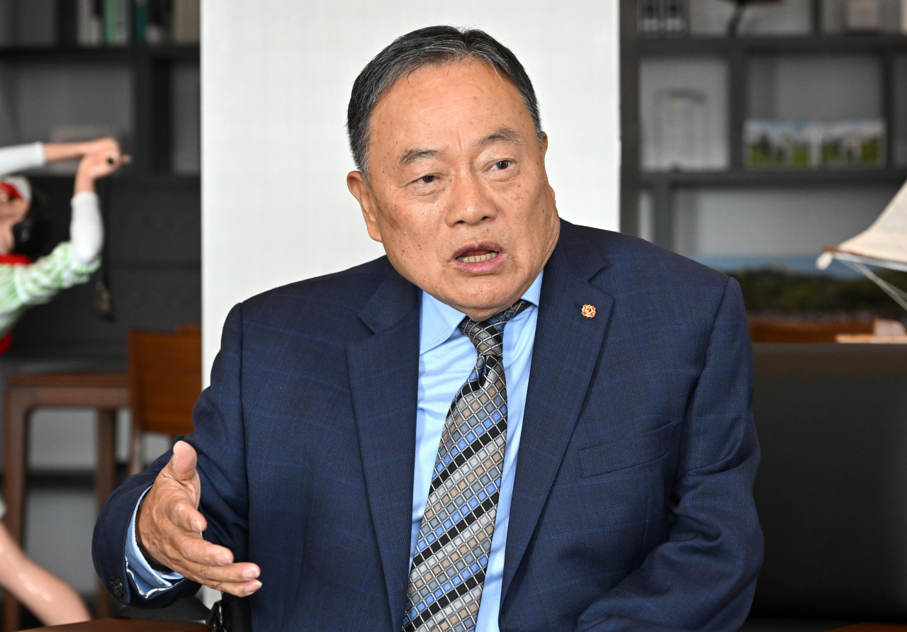 Pak Dong-woo, senior field representative to California State Assembly member Sharon Quirk-Silva and former member of the US National Council on Disability, poses for a photo at The Korea Herald's headquarters on Friday in Seoul. (Im Se-jun/The Korea Herald)