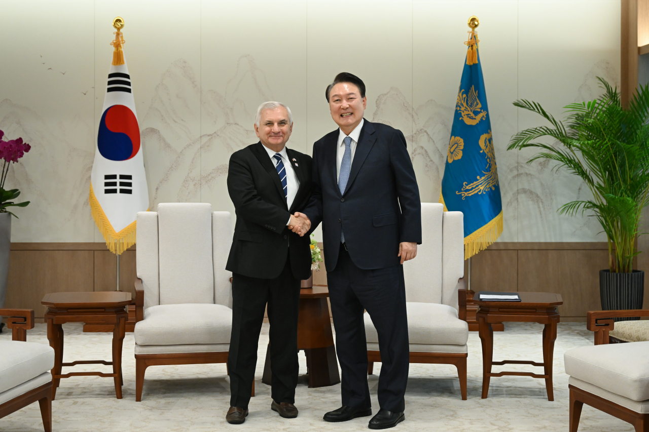 President Yoon Suk Yeol (right) shakes hands with Sen. Jack Reed,<strong></strong> chairman of the US Senate's armed services committee, during their meeting at the presidential office in Seoul on Aug. 26, 2024, in this photo provided by Yoon's office. (Yonhap)