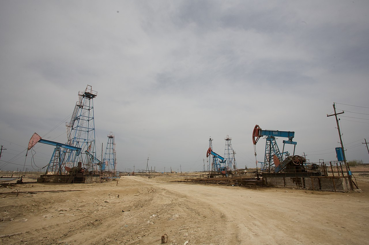 Site of oil pumping and refineries in Baku, Azerbaijan (Getty Image)