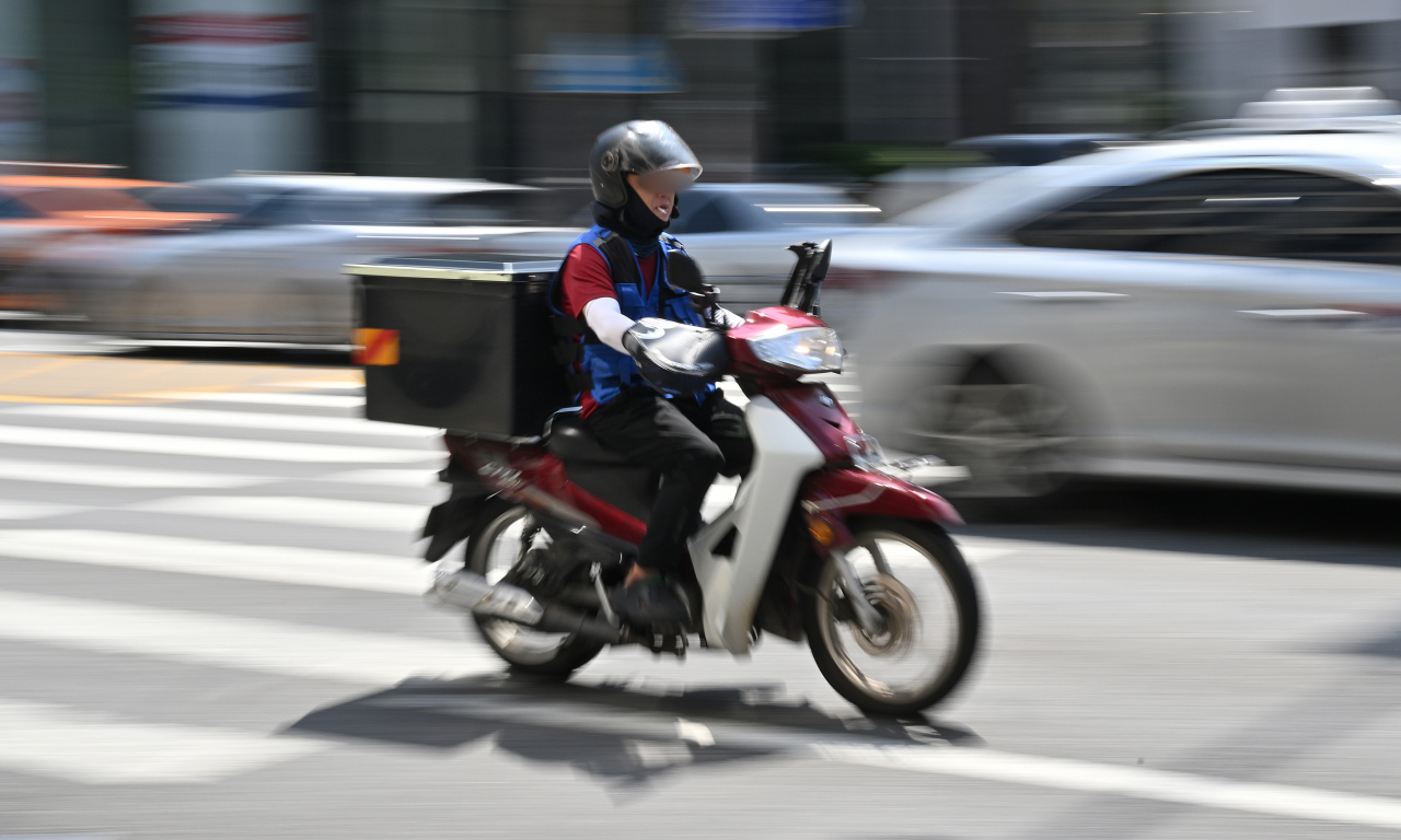 A delivery worker in Seoul (Im Se-jun/The Korea Herald)