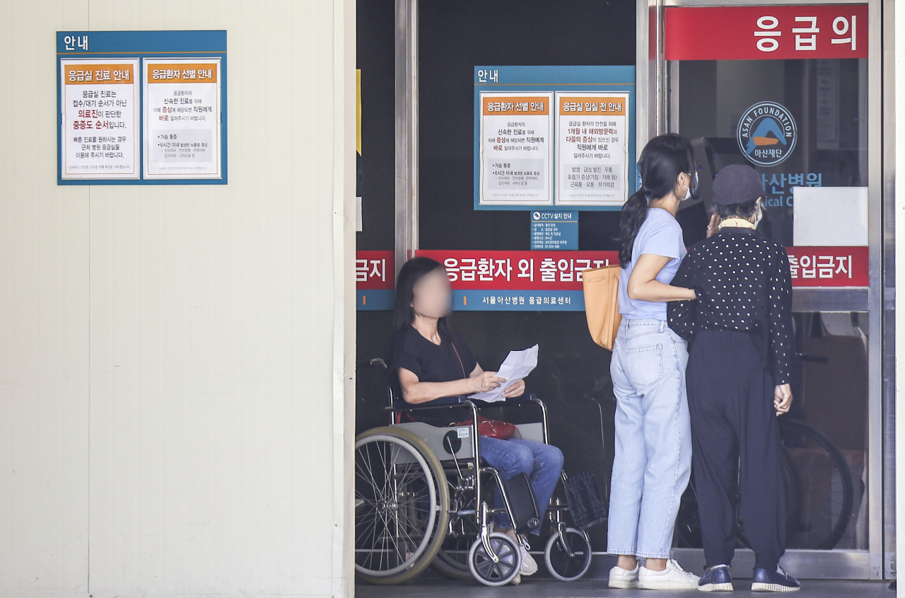 Patients are seen in front of the emergency room at the Asan Medical Center in Songpa-gu, southern Seoul, Wednesday. (Newsis)