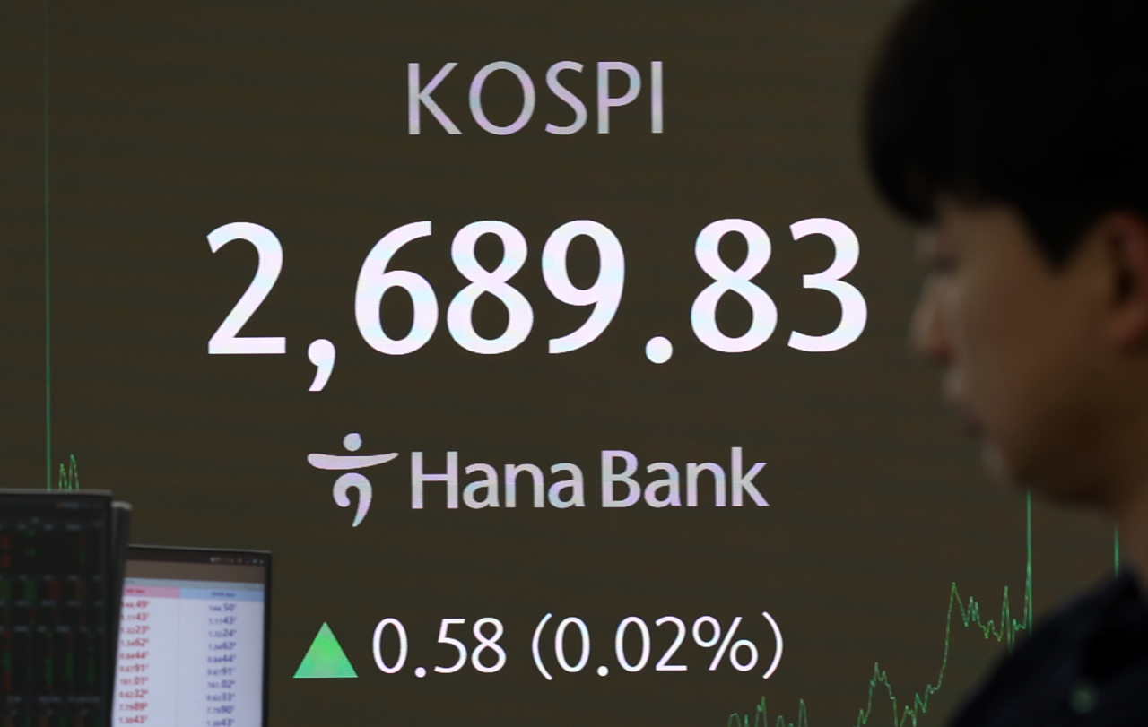 An electronic board showing the Korea Composite Stock Price Index at a dealing room of the Hana Bank headquarters in Seoul on Wednesday. (Yonhap)