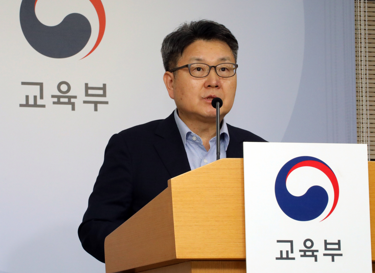 Vice Minister Oh Seok-hwan of the Ministry of Education speaks during a press briefing on the ministry's response to the increasing number of deepfake sex crimes in schools on Wednesday. (Yonhap)