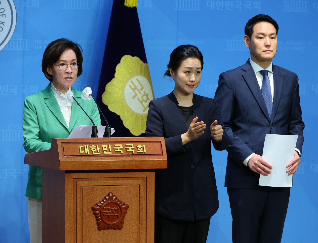 People Power Party's Rep. Lee In-seon (left) from the National Assembly's Gender Equality and Family Committee speaks during a press briefing on Tuesday on the committee's goal to further strengthen the legal system against deepfake sex crimes. (Yonhap)