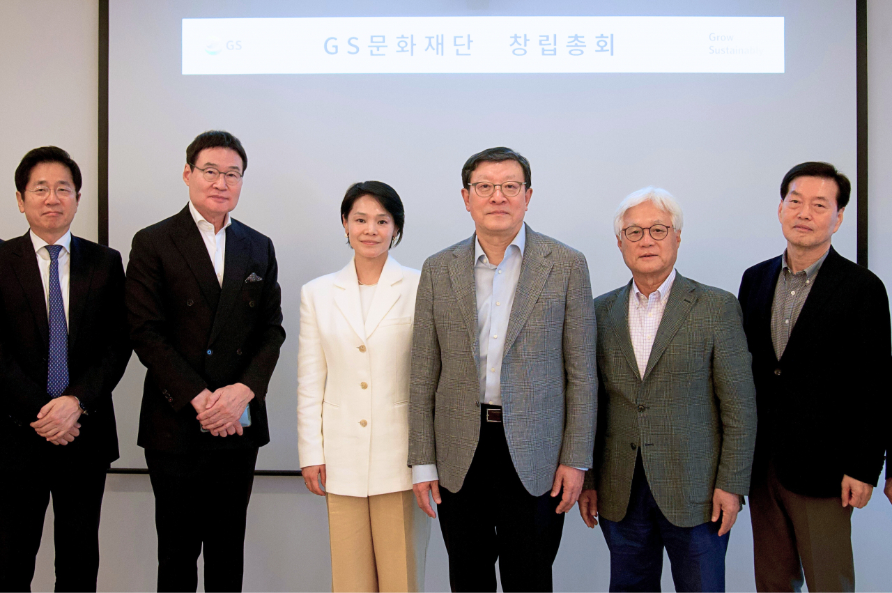 From left: Kim & Chang law firm attorney Lee Joon-myung, Eugene H J Bang, former CEO of DBS Bank Korea, marketing and public relations head of the Korean National Ballet Kim Hyun-ah, GS Group Chairman Huh Tae-soo, Rha Wan-bae, former vice chairman of GS Energy, and GS Holdings Chairman & Chief Executive Officer Hong Soon-ky pose for a photo at the inaugural meeting of the GS Cultural Foundation at GS Tower in southern Seoul on July 3. (GS Group)