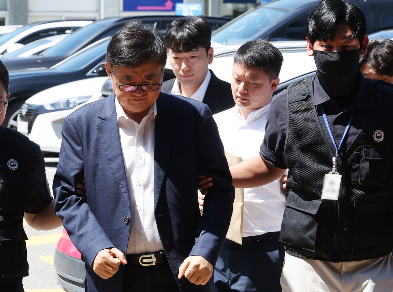 Aricell CEO Park Soon-kwan is <strong></strong>escorted to a detention center after attending an arrest warrant hearing on Wednesday. (Yonhap)