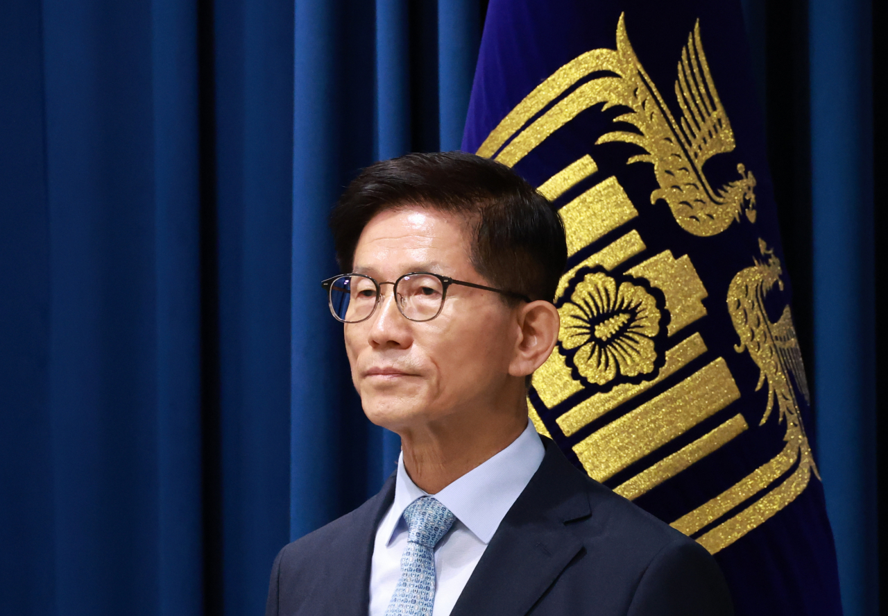 Kim Moon-soo,<strong></strong> then the nominee to become the new labor minister, attends a meeting at the presidential office in Seoul on July 31. (Yonhap)