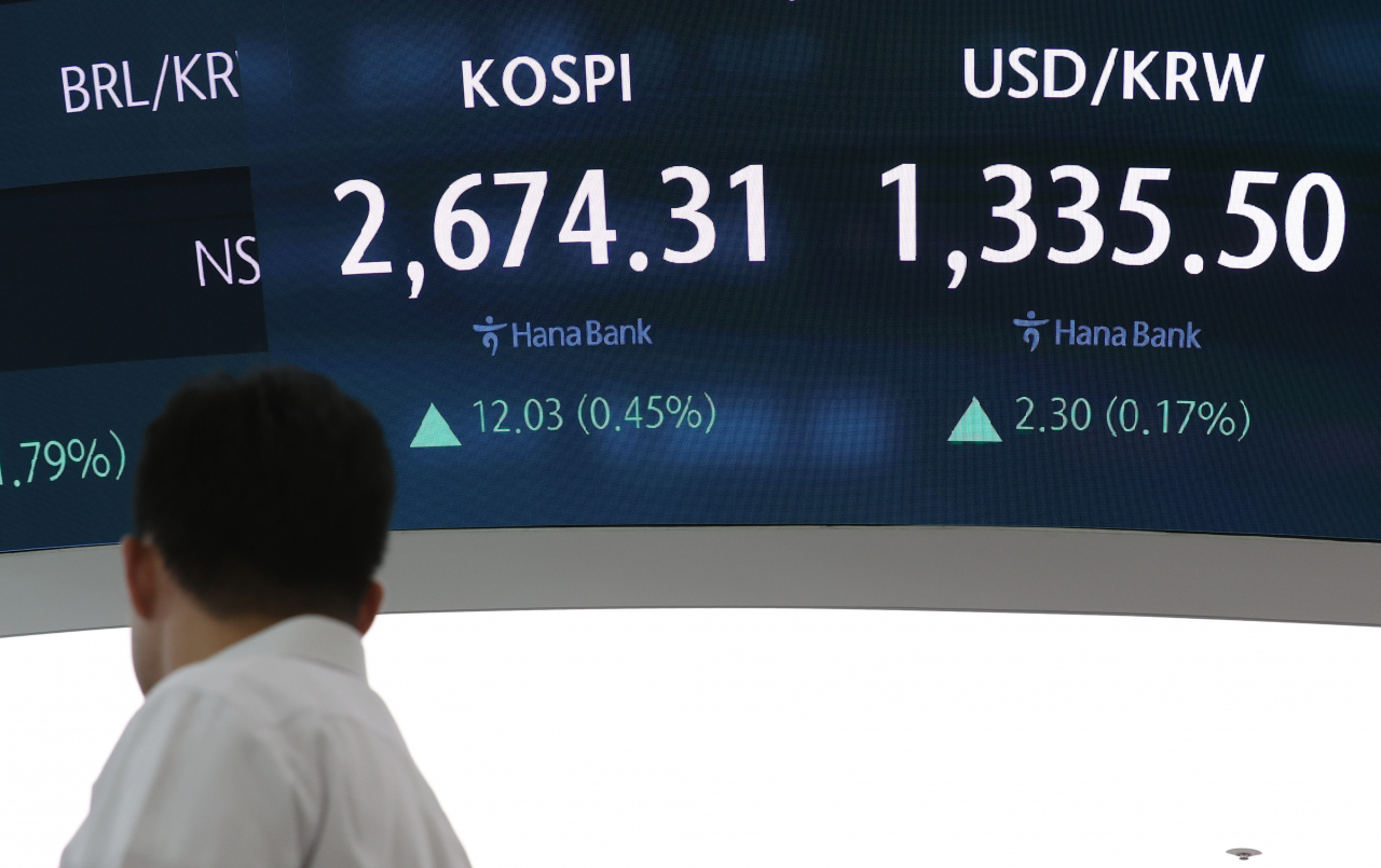 An electronic board showing the Korea Composite Stock Price Index at a dealing room of the Hana Bank headquarters in Seoul on Friday. (Yonhap)