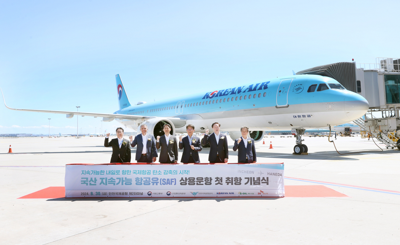 From left: Head of SK Energy P&M CIC Oh Jong-hoon; S-Oil CEO Anwar Al-Hejazi; Minister of Trade, Industry and Energy Ahn Duk-geun; Minister of Land, Infrastructure and Transport Park Sang-woo; Korean Air President Woo Kee-Hong and President of Incheon International Airport Lee Hak-jae attend an event celebrating the take-off of the first SAF-fueled flight at the second passenger terminal of Incheon International Airport last Friday. (S-Oil)