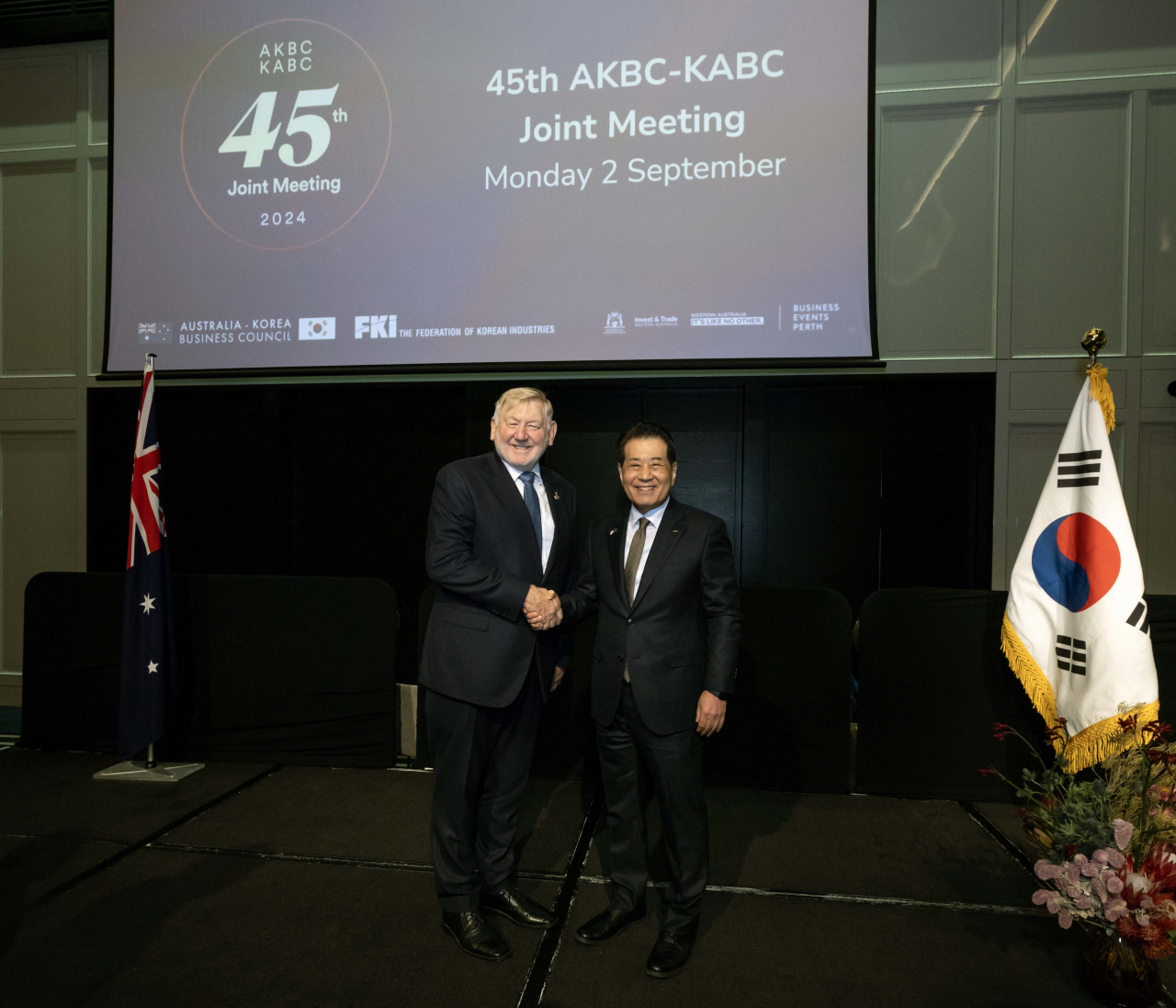 Posco Group Chairman Chang In-hwa (right), who doubles as the head of the Korea-Australia Business Council, and Martin Ferguson, chairman of the Australia-Korea Business Council, pose during the 45th AKBC-KABC joint meeting held in Perth, Australia, on Monday. (Posco Holdings)