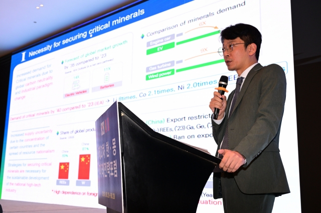 Chung Joo-hwan, a secretary at South Korea's Ministry of Trade, Industry and Energy, speaks at the Korea-Mongolia Vision Forum held at Novotel in Ulaanbaatar, Mongolia, on August 27. (Park Hae-mook/The Korea Herald)