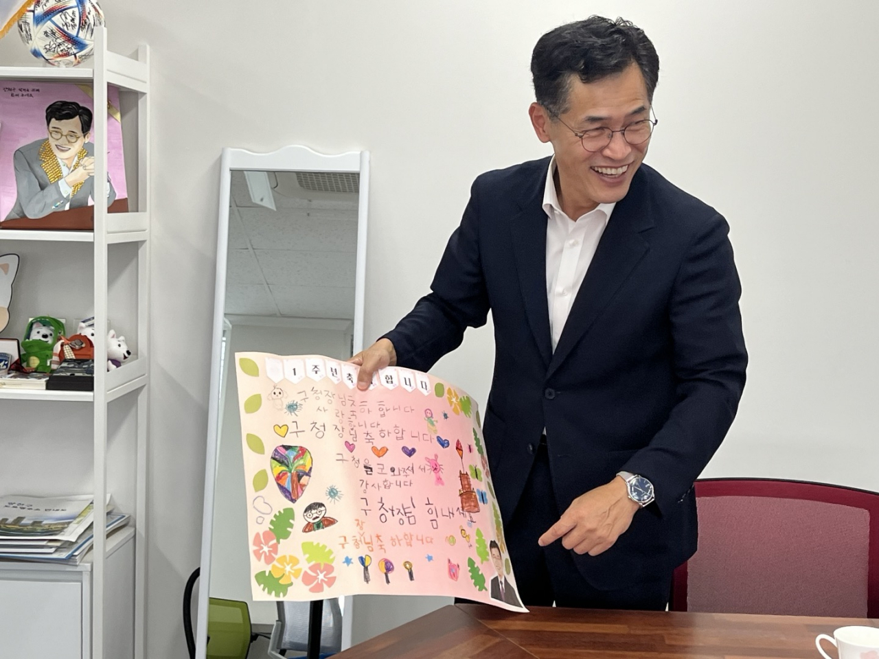 Yangcheon-gu Mayor Lee Ki-jae shows a letter he received from children during an interview with The Korea Herald at his office on Aug. 12. (Lee Jaeeun/The Korea Herald)