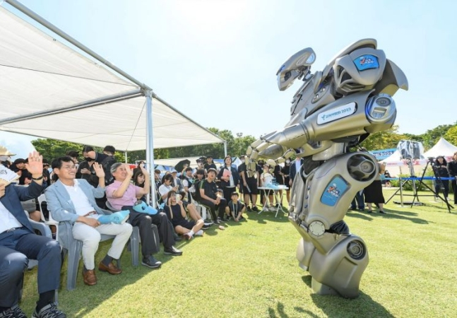 Yangcheon-gu Mayor Lee Ki-jae waves to a robot prototype during a showcase session at the Y-Education Expo held in September last year. (Yangcheon-gu office)