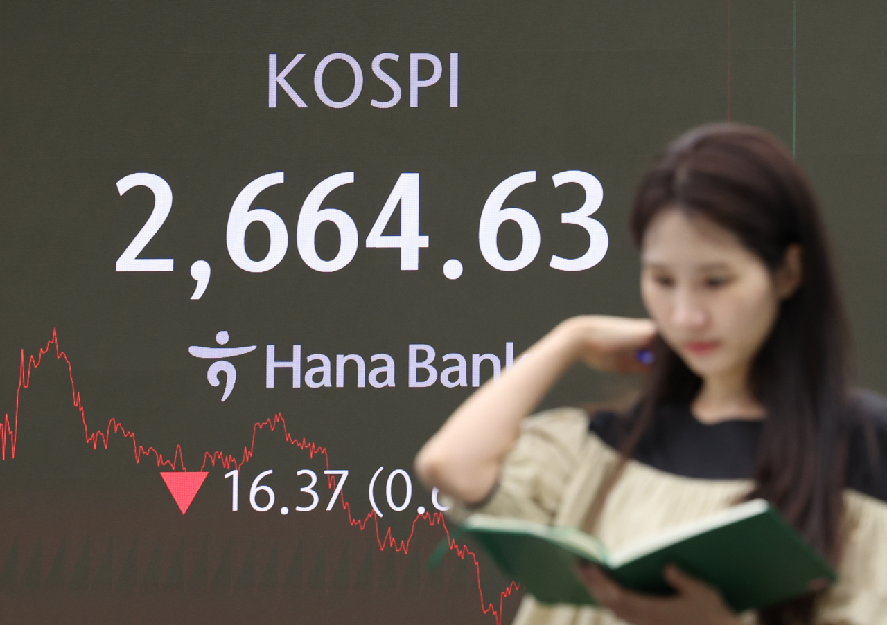 An electronic board showing the Korea Composite Stock Price Index at a dealing room of the Hana Bank headquarters in Seoul on Tuesday. (Yonhap)