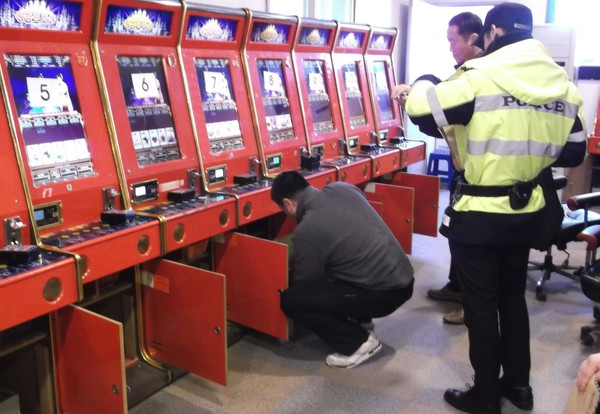 Police bust adult-only gaming center (Yonhap)