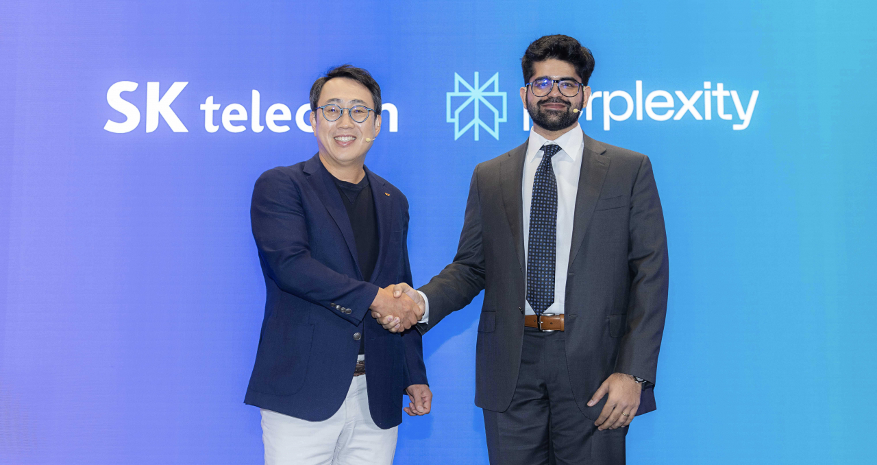 SK Telecom CEO Ryu Young-sang (left) shakes hands with Perplexity CEO Aravind Srinivas at the SK Telecom head office in Seoul, Wednesday. (SK Telecom)