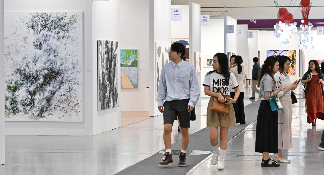 Visitors to Kiaf Seoul 2024 view artworks on the VIP opening day on Wednesday at Coex, Seoul. (Im Se-jun/The Korea Herald)