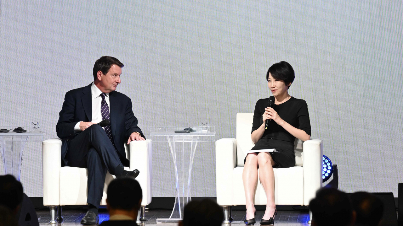 Brian Ballard (left), president of the Washington lobbying firm Ballard Partners, participates in a special session with Korean political scientist Kim Ji-yoon at The Korea Herald HIT Forum held at the Korea Chamber of Commerce and Industry in Seoul on Thursday. (Lee Sang-sub/The Korea Herald)