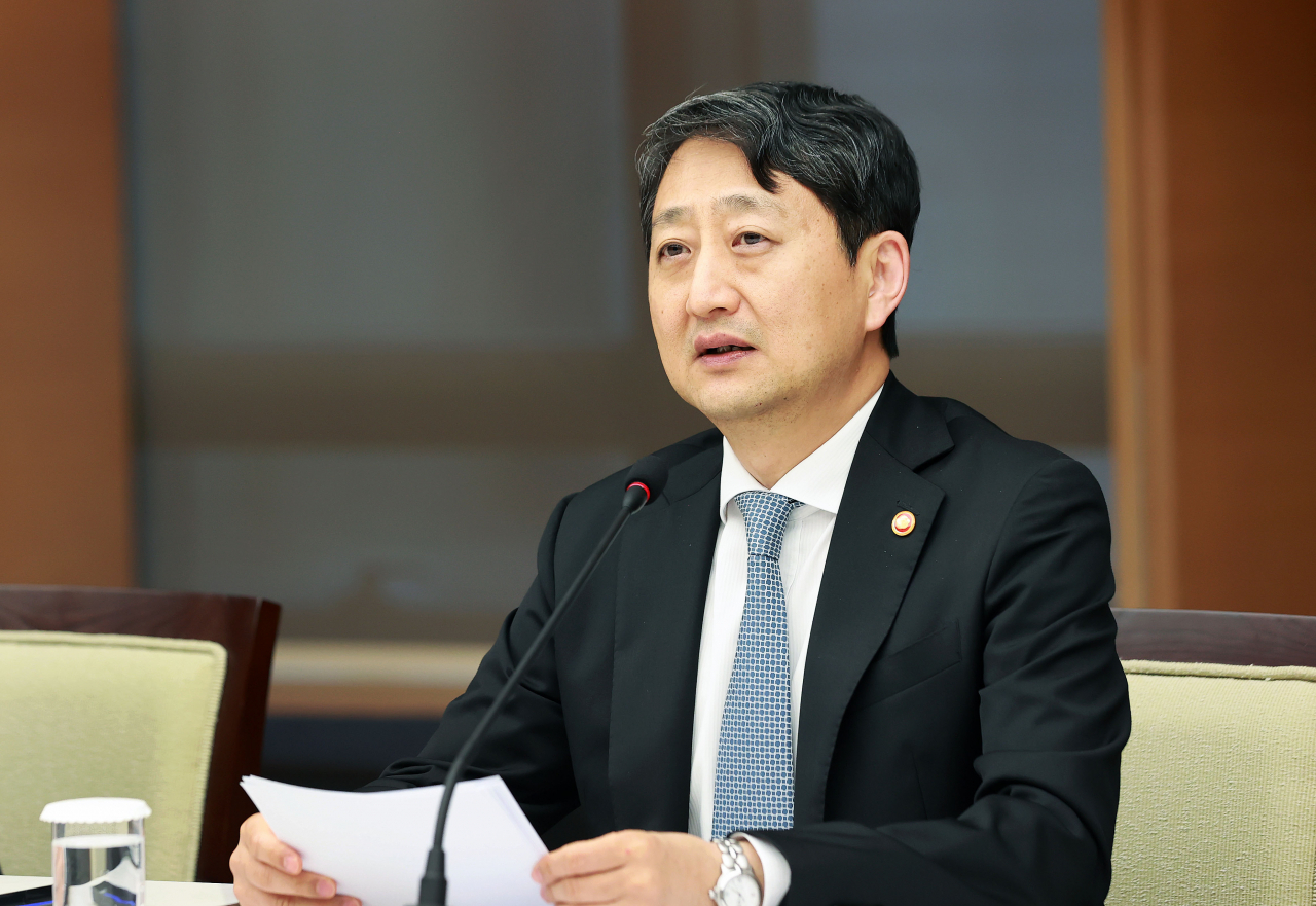 Industry Minister Ahn Duk-geun (Yonhap)