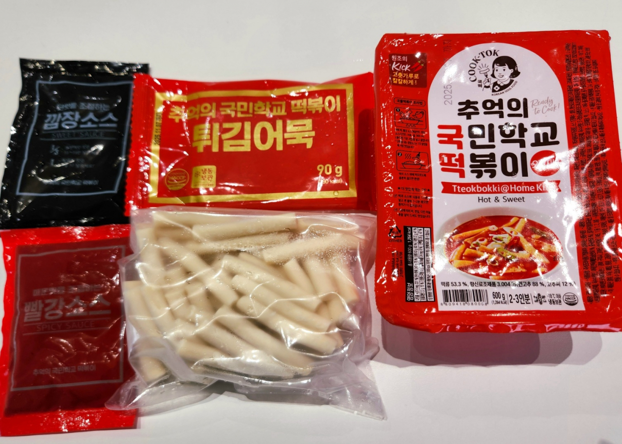 Meal kit components of Cook-tok Tteokbokki (The Korea Herald)