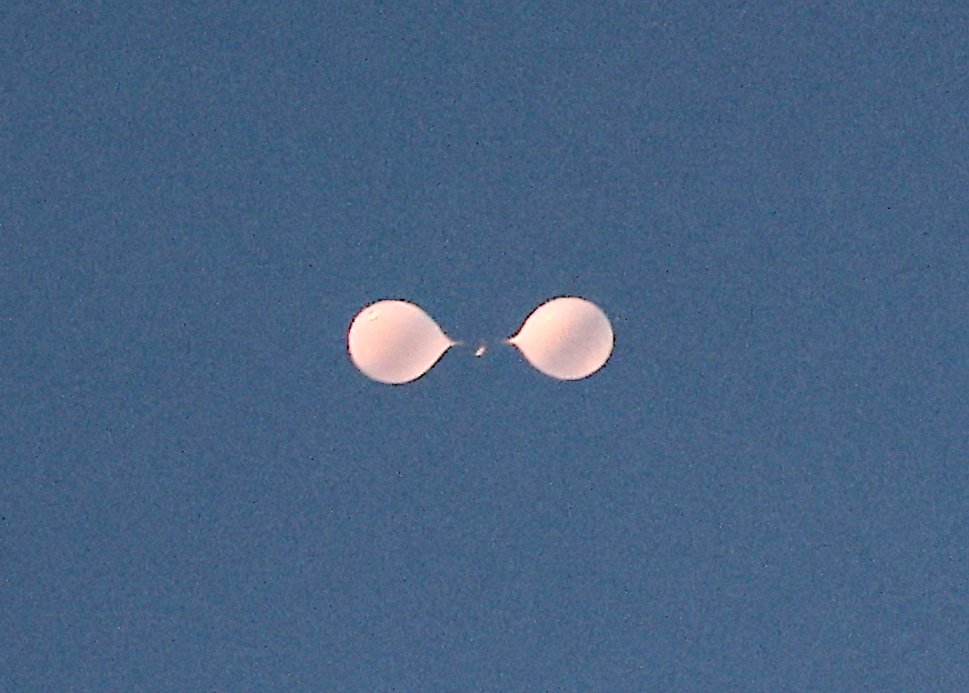 Balloons launched by North Korea floats in the sky of central Seoul, Aug. 24. (Newsis)