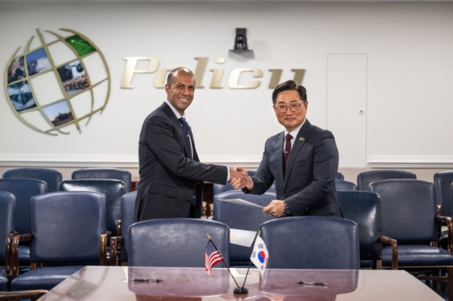 Cho Chang-rae, South Korea's deputy defense minister for policy (right) and Vipin Narang, US acting assistant secretary of defense for space policy, who are co-chairs for the Nuclear Consultative Group, pose for photos at a meeting held in Washington on Aug. 11. (Ministry of Defense)