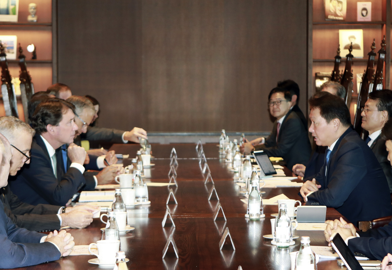 SK Group Chairman Chey Tae-won talks with a US Senate delegation at the SK Seorin Building in Jongno-gu, Seoul, on Tuesday. (Yonhap)