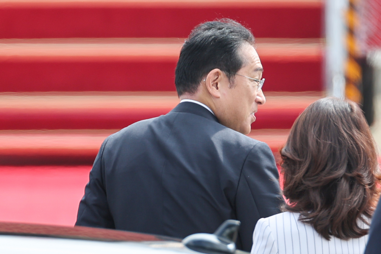 Japanese Prime Minister Fumio Kishida (left) is seen at Seoul Air Base in southern Gyeonggi Province as he departed for Tokyo Saturday. (Yonhap)