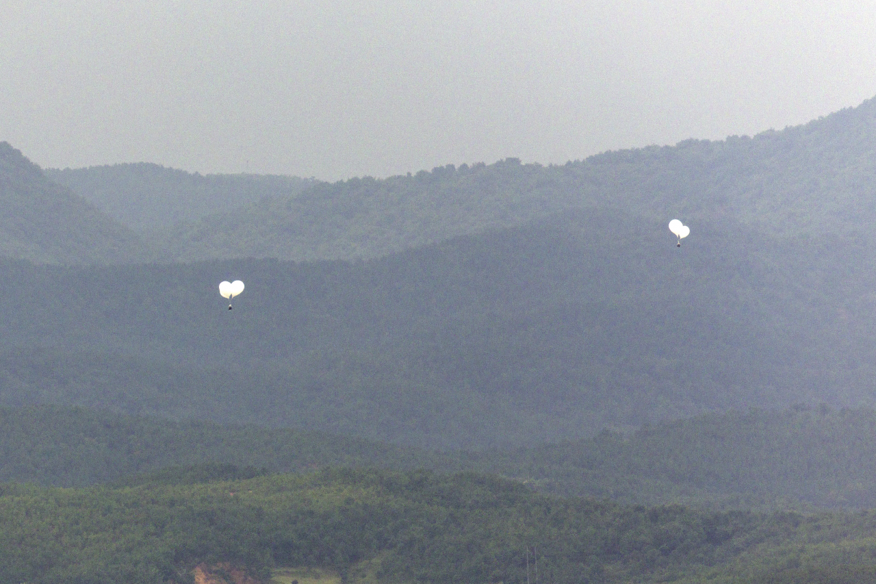 Balloons launched by North Korea floats above Kaepung-gun of North Hwanghae Province in North Korea, as observed from the Odusan Unification Observation Deck in Paju, Gyeonggi Province on Sept. 5. (Yonhap)