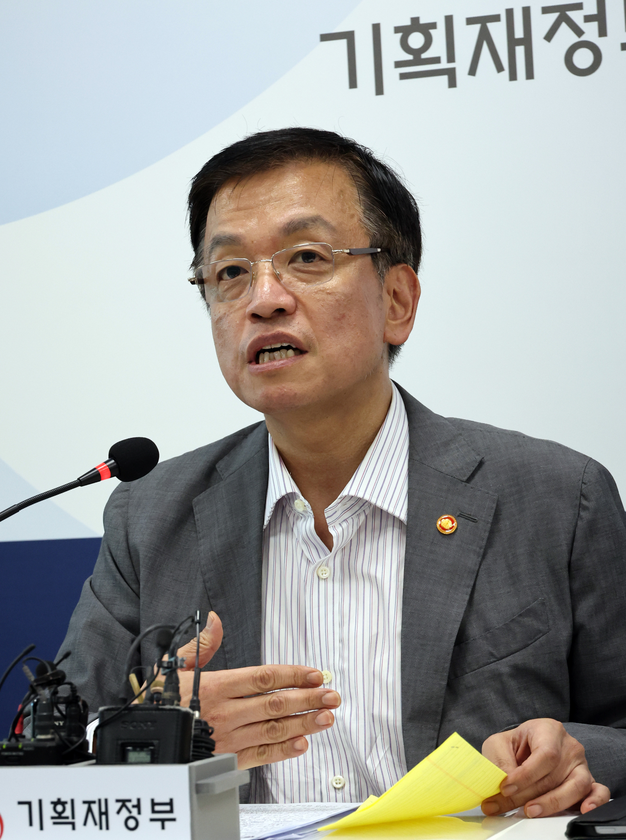 South Korean Finance Minister and Deputy Prime Minister Choi Sang-mok speaks during a press briefing held at the government complex in Sejong City on Monday. (Newsis)